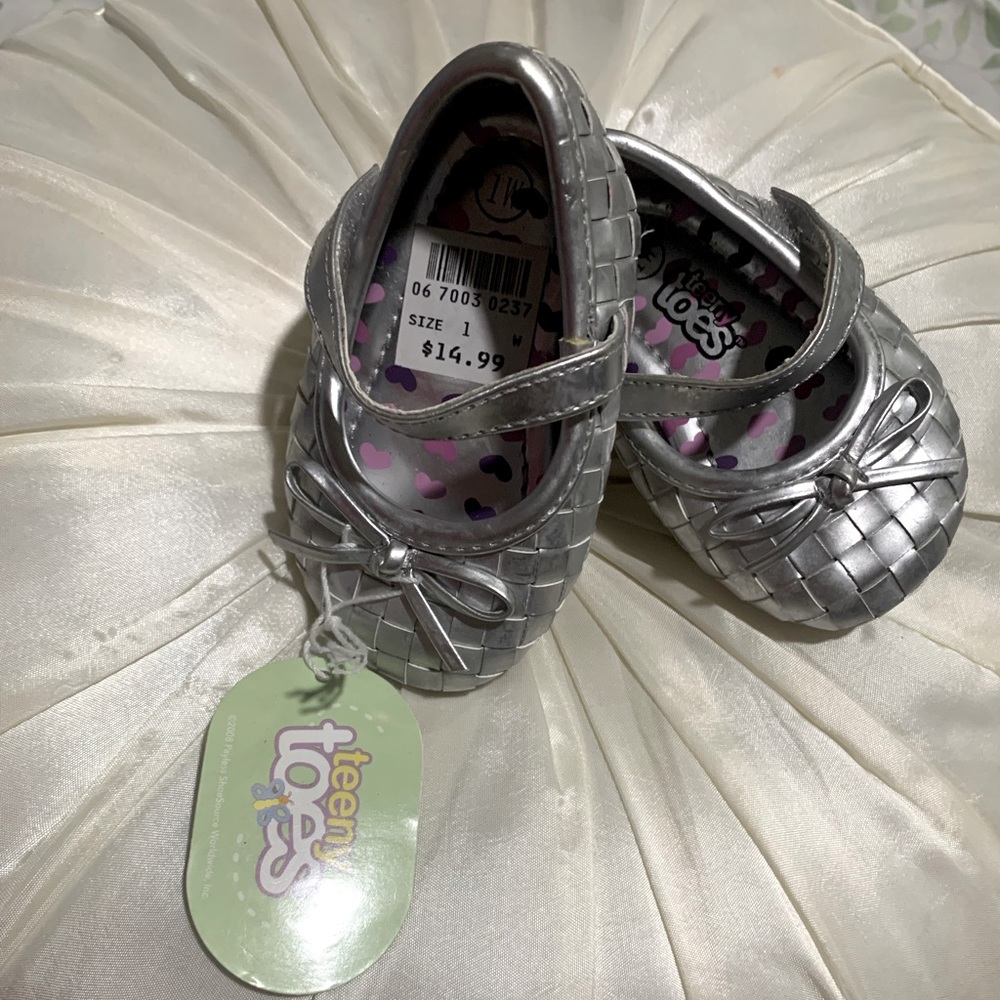 Teeny toes Size 1 baby shoes silver with straps